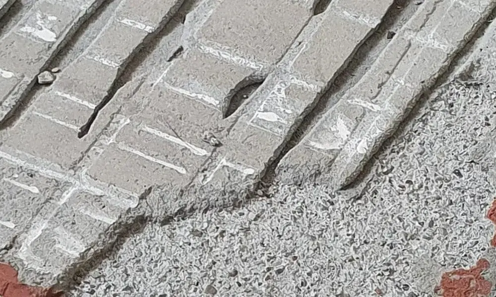 Jak usunąć stary klej z betonu - skuteczne metody i porady