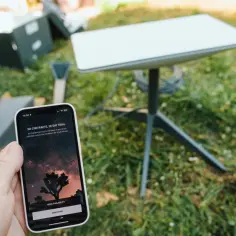 Sprawdź, ile kosztuje ustawienie anteny satelitarnej Starlink. Na ekranie telefonu widoczna oferta z 30-dniowym okresem próbnym.