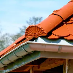 Nowe rynny na dachu. Zastanawiasz się, ile kosztuje montaż rynien za metr bieżący? Sprawdź cenę!