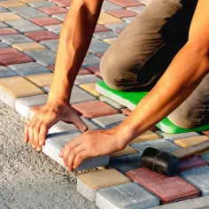 Jak skutecznie przykleić kostkę brukową do betonu bez problemów