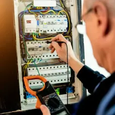 Ile kosztuje montaż skrzynki elektrycznej: szczegółowy przegląd cen w Polsce