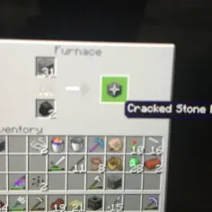 Interfejs gry Minecraft pokazujący proces tworzenia popękanych kamiennych cegieł w piecu.