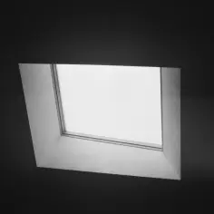 Uchylne okno z jasnym światłem wpadającym przez szybę, na ciemnym tle.