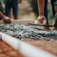 Ręczne wygładzanie świeżego betonu kielnią na budowie.