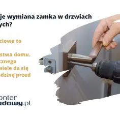 Dłoń przykręca wiertarką klamkę do drzwi wejściowych.