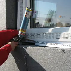 Jak zabezpieczyć piankę montażową przy oknach Murator, aby uniknąć problemów
