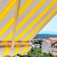 Ile kosztuje montaż markizy balkonowej: kompleksowy cennik i porady 2025