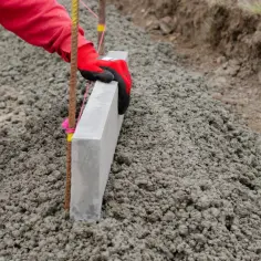 Czy półsuchy beton może leżeć za długo? Wpływ czasu na wiązanie i utwardzanie