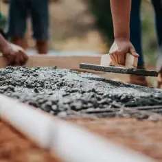 Ile schnie beton w ziemi? Kluczowe czynniki i problemy, których unikniesz