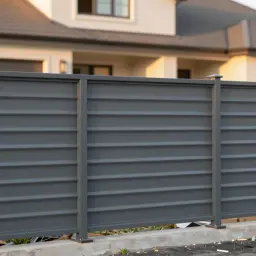 Nowoczesne, szare ogrodzenie panelowe przed domem.