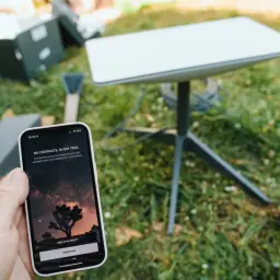 Sprawdź, ile kosztuje ustawienie anteny satelitarnej Starlink. Na ekranie telefonu widoczna oferta z 30-dniowym okresem próbnym.