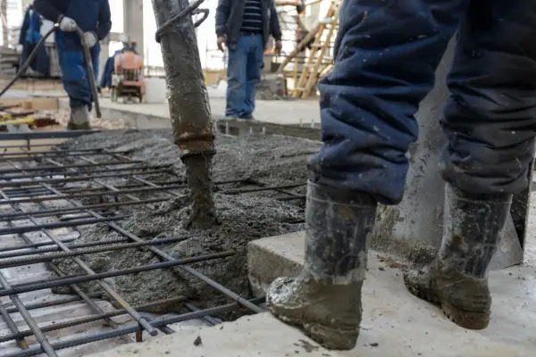 Cena betonu za m³: Jak obliczyć koszt z transportem i pompą?