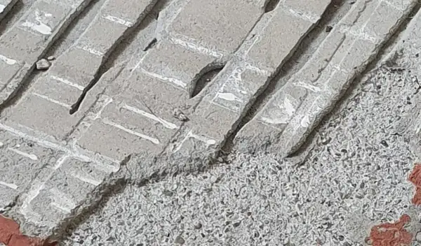 Jak usunąć stary klej z betonu - skuteczne metody i porady