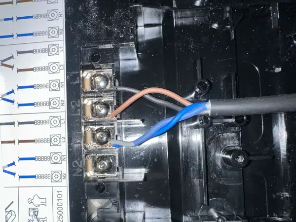 Podłączenie płyty indukcyjnej: czy potrzebujesz elektryka z uprawnieniami?