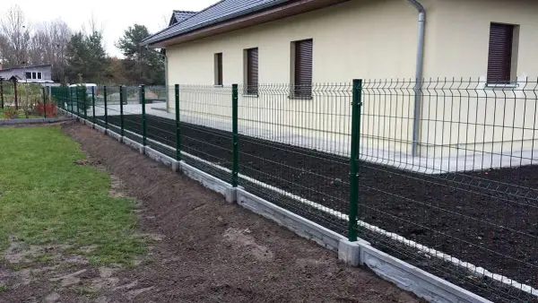 Ile kosztuje montaż ogrodzenia panelowego: aktualne ceny robocizny w Polsce