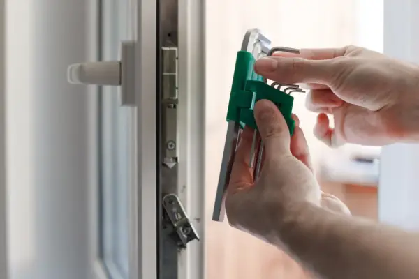 Jak wyregulować docisk okna? Prosty poradnik DIY