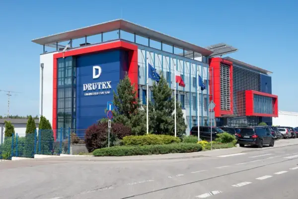 Aktualne oferty pracy w Drutex Bytów: warunki zatrudnienia i benefity