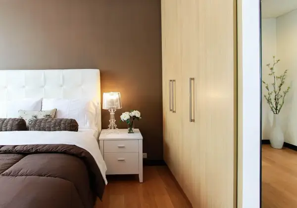 Poduszki - do spania i relaksu. Jak stworzyć hotelowy efekt wow w sypialni