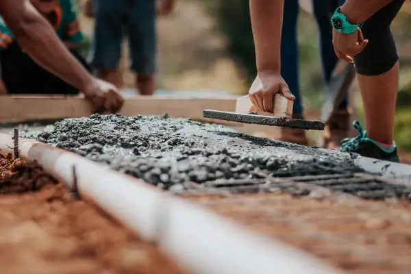 Ile worków betonu 25 kg na 1 m³? Obliczamy zapotrzebowanie