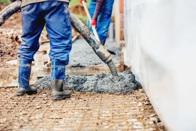Ile waży suchy beton? Precyzyjne dane i praktyczne obliczenia